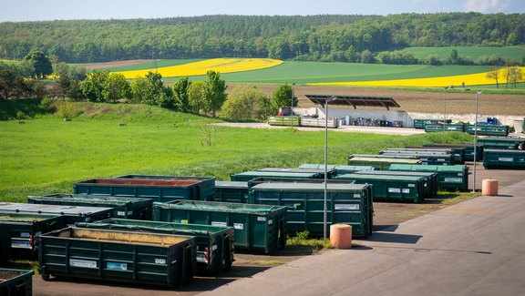 Behälter und Container Behälter und Container